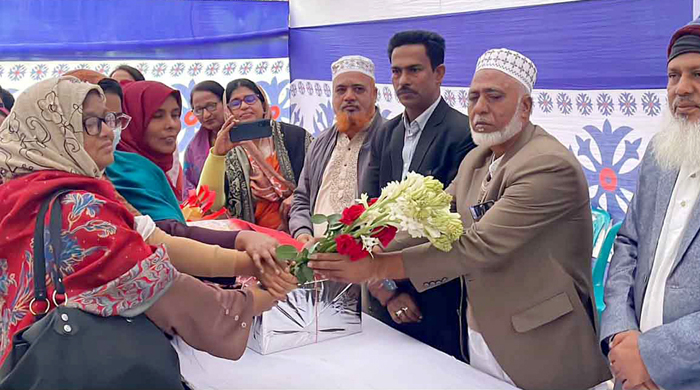 মধুপুর ছকিরন নেছা সরকারী প্রাথমিক বিদ্যালয়ে দুই শিক্ষকের বিদায় সংবর্ধনা 